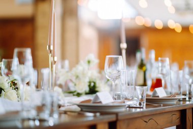 Olay için güzelce dekore edilmiş bir masa. Güzel servis. Düğün, doğum günü, parti, etkinlik konsepti.