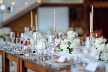 Olay için güzelce dekore edilmiş bir masa. Güzel servis. Düğün, doğum günü, parti, etkinlik konsepti.