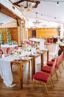 Olay için güzelce dekore edilmiş bir masa. Güzel servis. Düğün, doğum günü, parti, etkinlik konsepti.