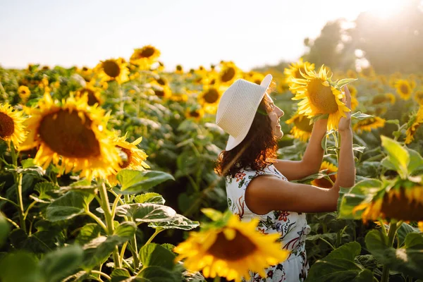 Wanita Cantik Berjalan Jalan Melalui Lapangan Dengan Bunga Matahari Saat — Stok Foto