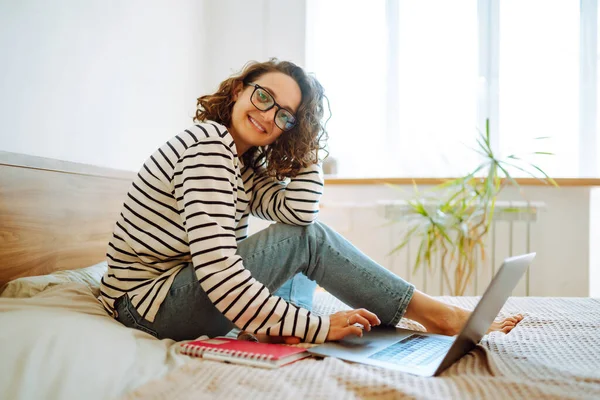 Jonge Vrouw Die Online Werkt Studeert Leert Terwijl Thuis Notebook — Stockfoto