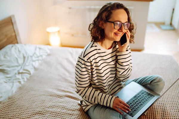 Fiatal Online Dolgozik Vagy Tanul Tanul Miközben Otthon Füzetet Használ — Stock Fotó