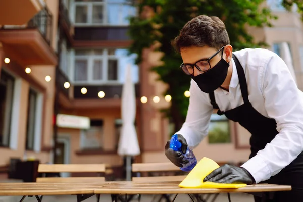 Desinfectar Mesas Café Para Prevenir Covid Camarero Joven Que Usa — Foto de Stock