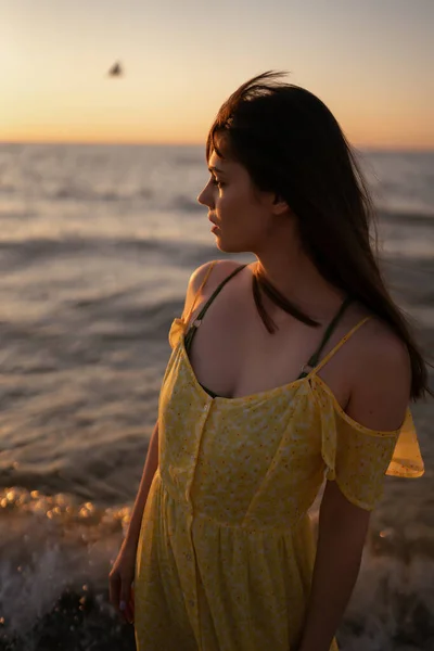 Young Woman Walks Seashore Sunset Nature Relax Lifestyle Concept — ストック写真
