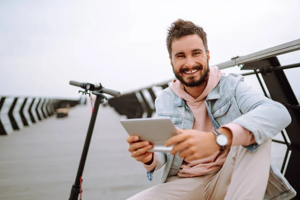 Jovem Com Tablet Montando Scooter Elétrico Cais Perto Mar Freelancer — Fotografia de Stock