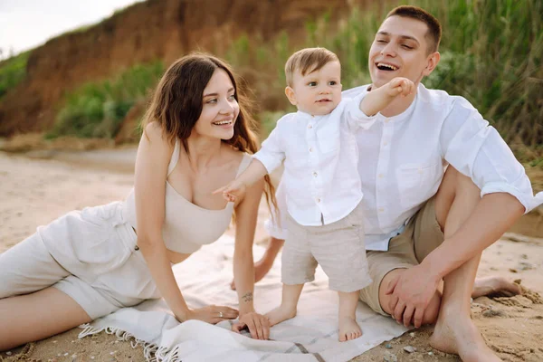 Küçük Oğluyla Birlikte Kumsalda Vakit Geçiren Mutlu Genç Bir Aile — Stok fotoğraf
