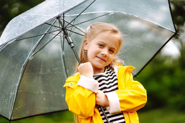 Kleines Mädchen Mit Durchsichtigem Regenschirm Spielt Einem Sonnigen Herbsttag Regen — Stockfoto