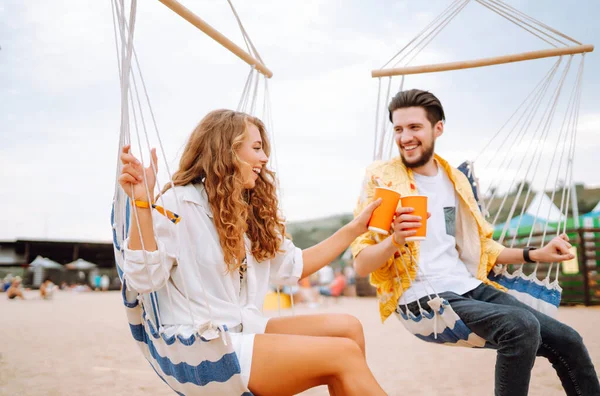 Young Cheerful Couple Music Festival People Drinking Beer Having Fun — Zdjęcie stockowe