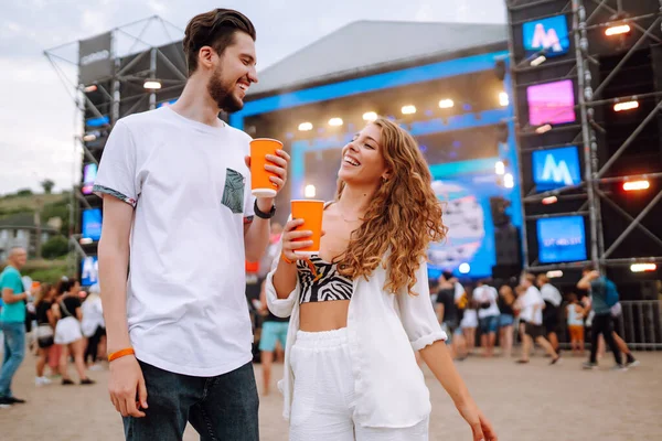 Young Cheerful Couple Music Festival People Drinking Beer Having Fun — Zdjęcie stockowe