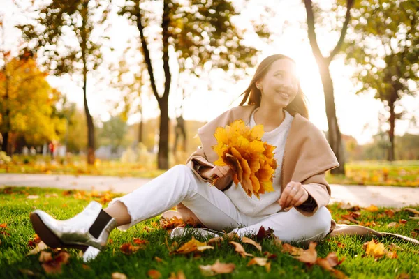 Young Woman Having Fun Throwing Leaves Autumn City Park Lifestyle — Zdjęcie stockowe