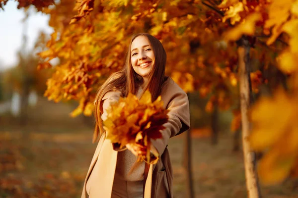 Young Woman Having Fun Throwing Leaves Autumn City Park Lifestyle — Fotografia de Stock