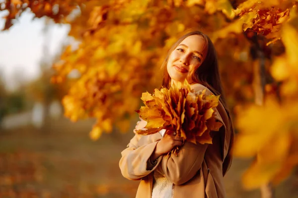 Young Woman Having Fun Throwing Leaves Autumn City Park Lifestyle — Fotografia de Stock