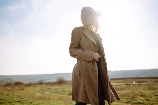 Stylish Woman Coat Enjoys Nature Autumn Weather People Freedom Lifestyle — Photo