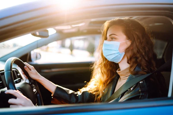 Tânără Mască Medicală Protecţie Conducând Maşină Covid 2019 Izolarea Transportului — Fotografie, imagine de stoc