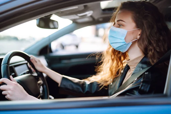 Young Woman Protective Medical Mask Driving Car Covid 2019 Transport — Zdjęcie stockowe
