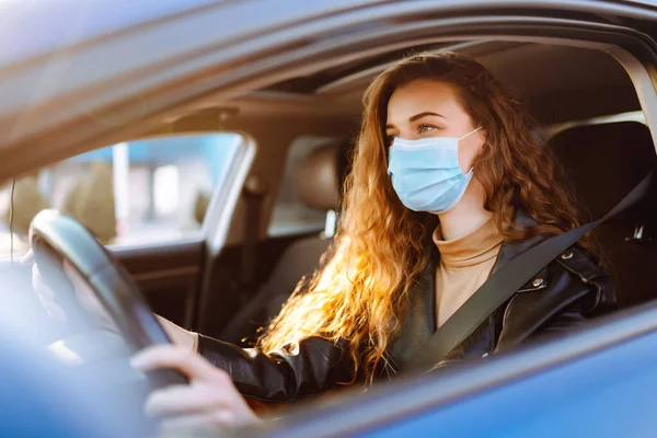 Young Woman Protective Medical Mask Driving Car Covid 2019 Transport — Zdjęcie stockowe