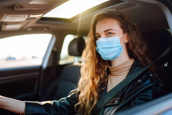 Tânără Mască Medicală Protecţie Conducând Maşină Covid 2019 Izolarea Transportului — Fotografie, imagine de stoc