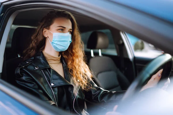 Young Woman Protective Medical Mask Driving Car Covid 2019 Transport — Stok fotoğraf