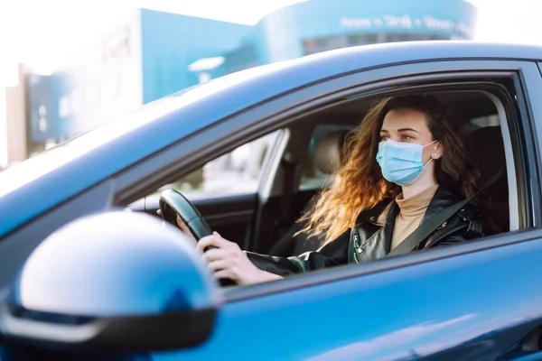 Young Woman Protective Medical Mask Driving Car Covid 2019 Transport — Stok fotoğraf