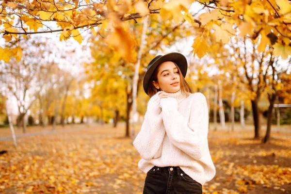 Осенняя Женщина Молодая Веселая Женщина Белом Свитере Шляпе Гуляет Природному — стоковое фото
