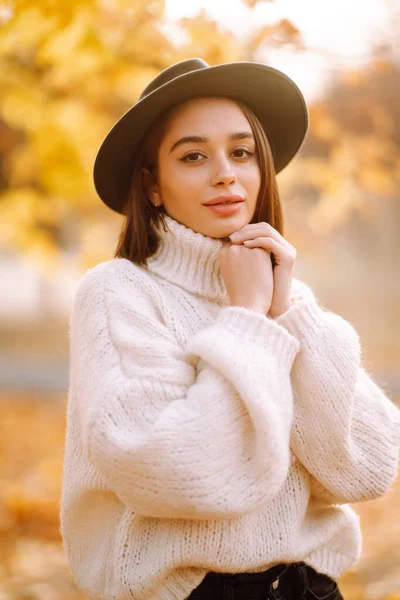 Autumn Woman Young Cheerful Woman White Sweater Hat Walks Nature — Stock Photo, Image