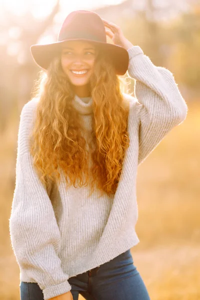 Stylish Woman Sweater Hat Enjoys Autumn Nature People Freedom Lifestyle — Stockfoto