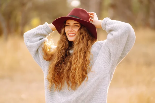 Stylish Woman Sweater Hat Enjoys Autumn Nature People Freedom Lifestyle — Fotografia de Stock