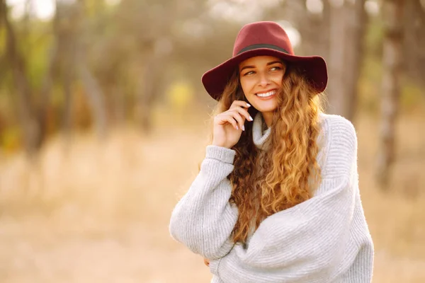 Stylish Woman Sweater Hat Enjoys Autumn Nature People Freedom Lifestyle — Stockfoto