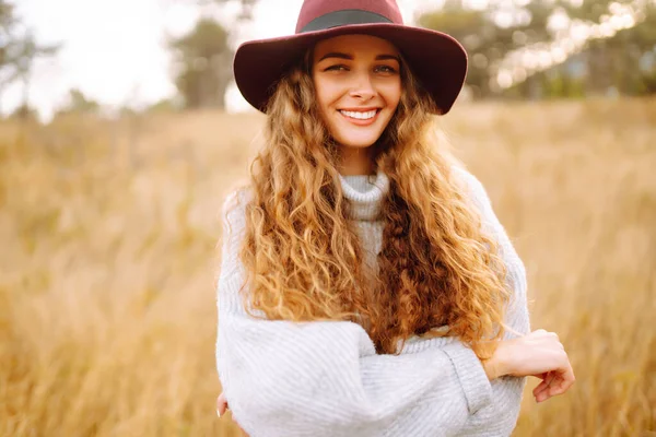 Stylish Woman Sweater Hat Enjoys Autumn Nature People Freedom Lifestyle — Fotografia de Stock