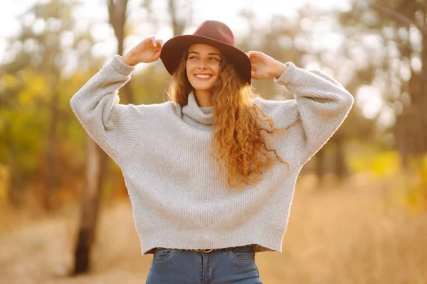 Stylish Woman Sweater Hat Enjoys Autumn Nature People Freedom Lifestyle — Stock Photo, Image