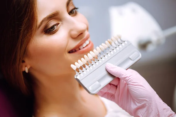 Відповідність Відтінків Імплантату Або Процесу Відбілювання Зубів Красива Європейська Жінка — стокове фото