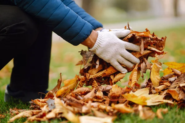 Καθαρισμός Φθινοπωρινών Φύλλων Στο Πάρκο Άντρας Γάντια Καθαρίζει Φθινοπωρινό Πάρκο — Φωτογραφία Αρχείου