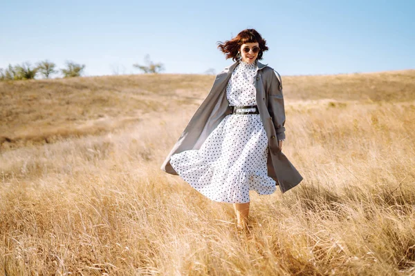 Mujer Con Estilo Abrigo Sombrero Disfruta Naturaleza Otoñal Una Joven —  Fotos de Stock