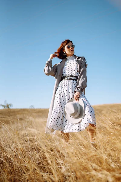 Femme Élégante Manteau Chapeau Profite Nature Automnale Une Jeune Femme — Photo