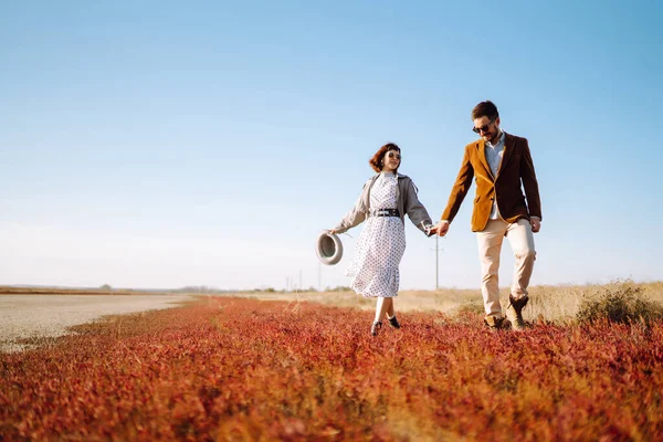 Bela Jovem Casal Andando Abraçando Livre Outono Conceito Juventude Amor — Fotografia de Stock