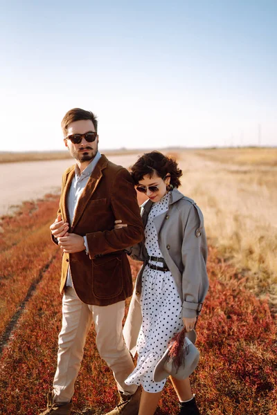 Mooi Jong Koppel Wandelen Knuffelen Buiten Herfst Het Concept Van — Stockfoto