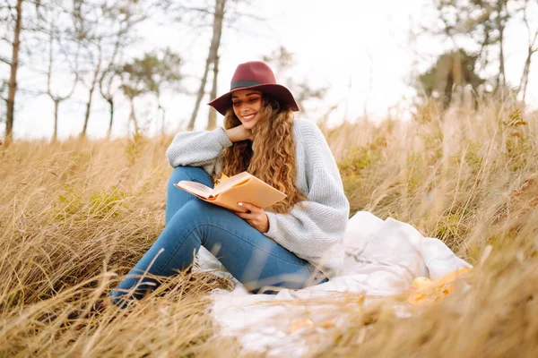 Picnic Otoño Naturaleza Mujer Joven Sentada Manta Leyendo Libro Sonriendo — Foto de Stock