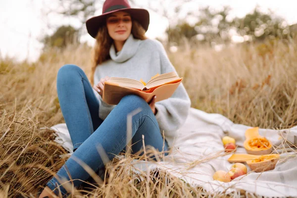 Fall Picnic Nature Young Woman Sitting Blanket Reading Book Smiling — Stock Photo, Image