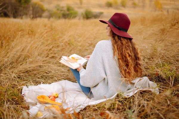 Fall Picknick Natuur Jonge Vrouw Zit Deken Een Boek Lezen — Stockfoto