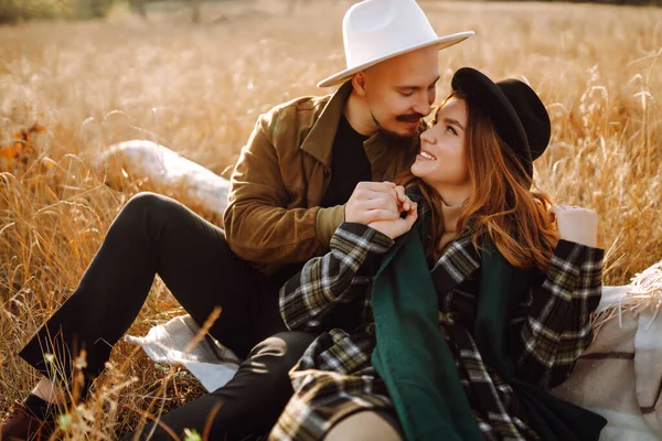 可爱的嬉皮士夫妇在秋天的公园里互相欣赏 秋天的天气真好年轻夫妇在户外散步和拥抱 爱情和生活方式的概念 — 图库照片