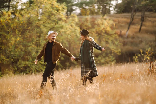 Schöne Hipster Paar Genießen Einander Herbstlichen Park Schöner Herbsttag Junges — Stockfoto