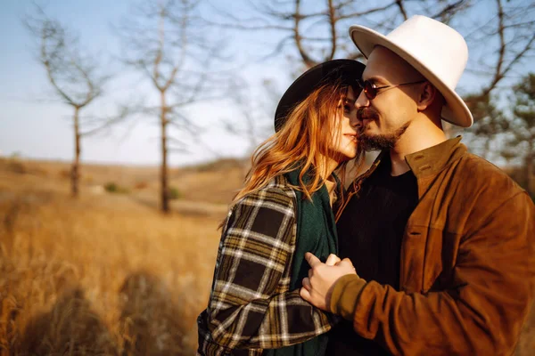 Adorável Casal Hipster Divertindo Parque Outono Belo Dia Outono Casal — Fotografia de Stock