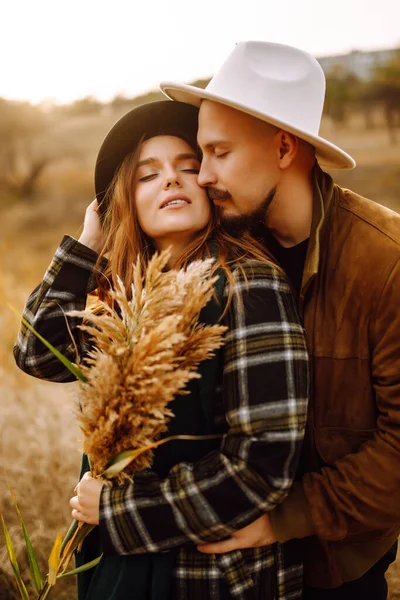 Schöne Hipster Paar Genießen Einander Herbstlichen Park Schöner Herbsttag Junges — Stockfoto