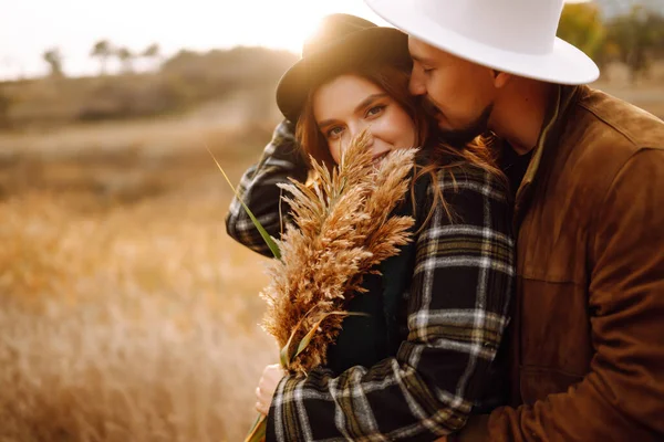 Preciosa Pareja Hipster Disfrutando Uno Del Otro Parque Otoño Bonito —  Fotos de Stock