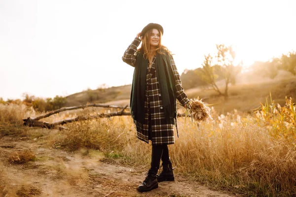 Mujer Con Estilo Disfrutando Del Clima Otoñal Parque Moda Concepto —  Fotos de Stock