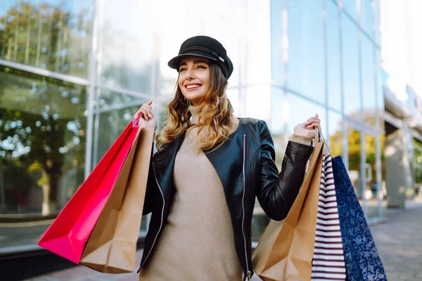 若い女性は買い物でショッピングモールから出て行きます 秋のスタイル 消費主義 買い物 買い物 ライフスタイルの概念 ブラック フライデー — ストック写真
