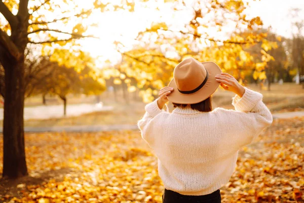Stylish Woman Enjoying Autumn Weather Park Fashion Style Concept — Stock Photo, Image
