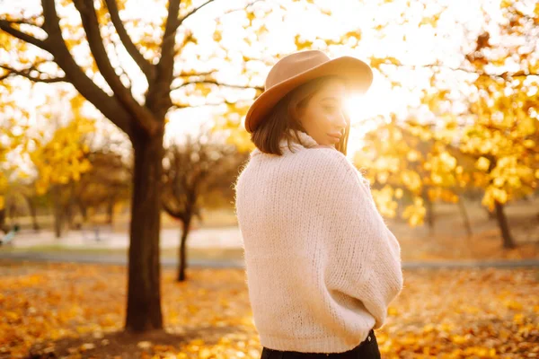 Stylowa Kobieta Ciesząca Się Jesienną Pogodą Parku Moda Koncepcja Stylu — Zdjęcie stockowe