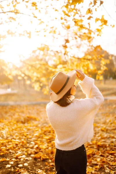 Femme Élégante Profitant Temps Automne Dans Parc Mode Concept Style — Photo