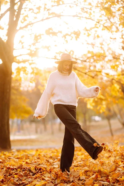 Mulher Elegante Desfrutando Clima Outono Parque Moda Conceito Estilo — Fotografia de Stock